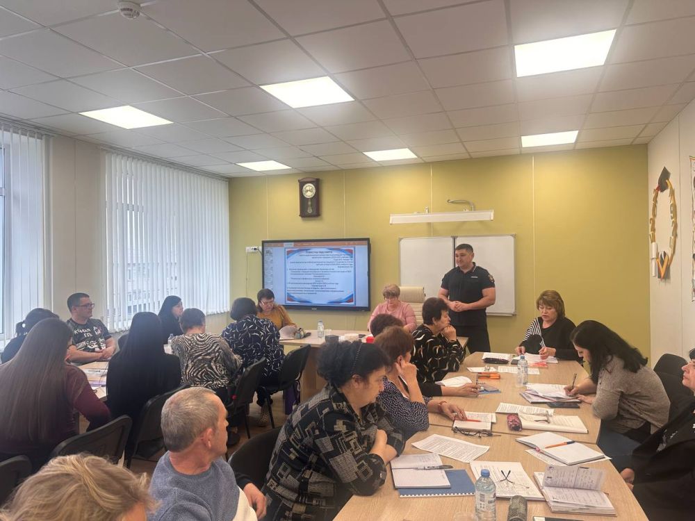 Полицейские проводят профилактическую работу с трудовыми коллективами Полицейские проводят профилактическую работу с трудовыми коллективами