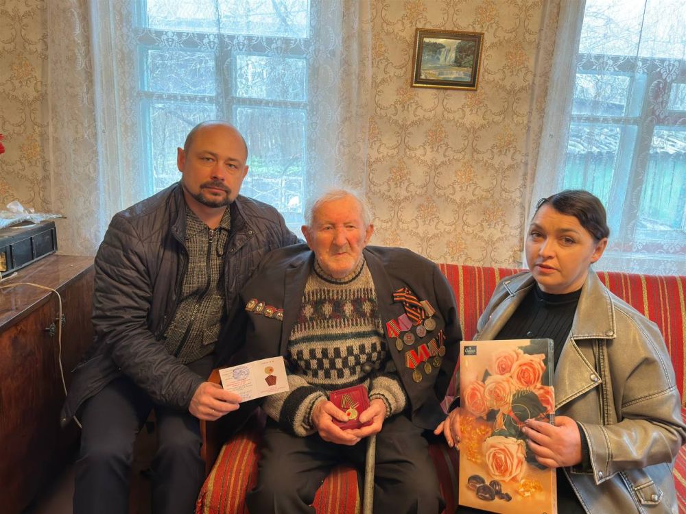 80 лет Победы. 31 марта по поручению Главы Донецкой Народной Республики Дениса Владимировича Пушилина первый заместитель главы администрации городского округа Иловайск Свердлов Михаил Николаевич, совместно с заместителем... 80 лет Победы. 31 марта по поручению Главы Донецкой Народной Республики Дениса Владимировича Пушилина первый заместитель главы администрации городского округа Иловайск Свердлов Михаил Николаевич, совместно с заместителем...