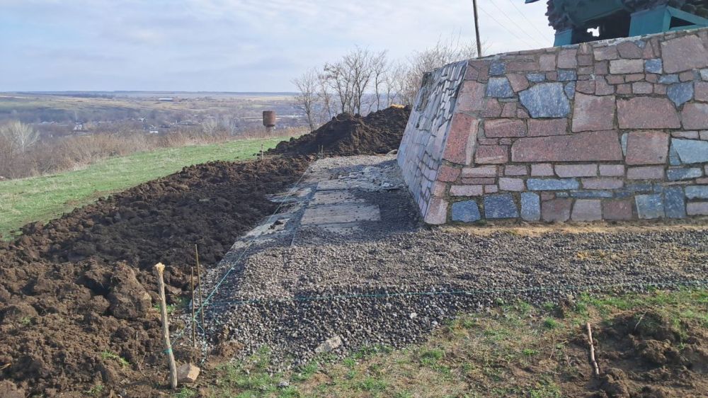 Александр Шатов: В Дмитровке продолжается ремонт памятников и мемориалов Великой Отечественной войны Александр Шатов: В Дмитровке продолжается ремонт памятников и мемориалов Великой Отечественной войны