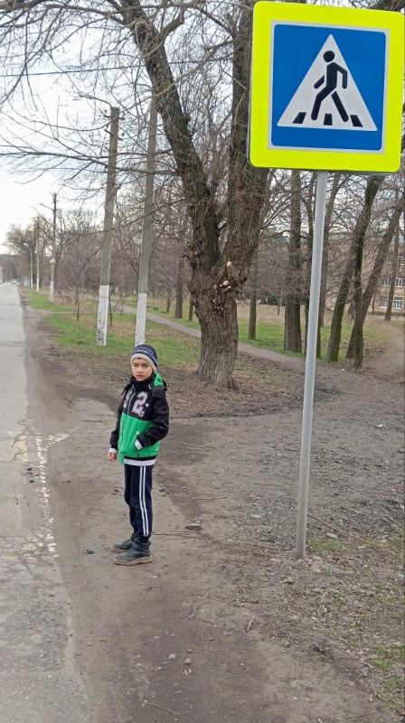 Знатоки ПДД в действии!. В рамках Всероссийского проекта партии «Единая Россия» – «Безопасные дороги» ученики ГБОУ "Школа №151 г.о. Донецк" приняли участие в акции «Знатоки ПДД»! Ребята не только проверили свои знания правил... Знатоки ПДД в действии!. В рамках Всероссийского проекта партии «Единая Россия» – «Безопасные дороги» ученики ГБОУ "Школа №151 г.о. Донецк" приняли участие в акции «Знатоки ПДД»! Ребята не только проверили свои знания правил...