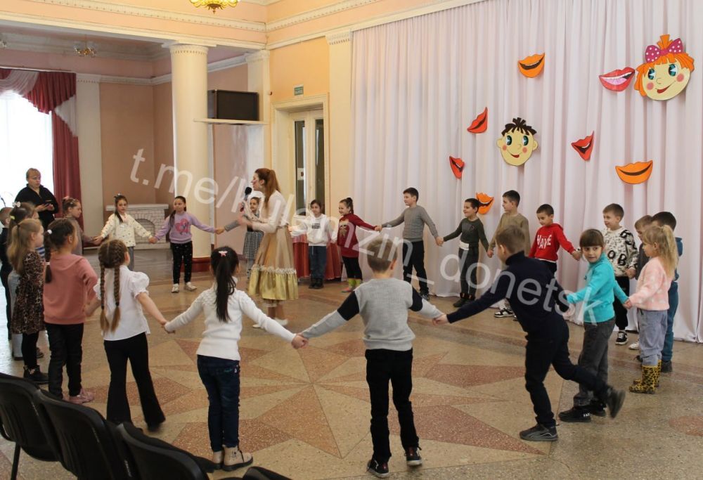 Сегодня, 1 апреля, в Доме культуры им. С.М. Кирова прошла акция ко Дню смеха «Чтобы вы улыбнулись!» Сегодня, 1 апреля, в Доме культуры им. С.М. Кирова прошла акция ко Дню смеха «Чтобы вы улыбнулись!»