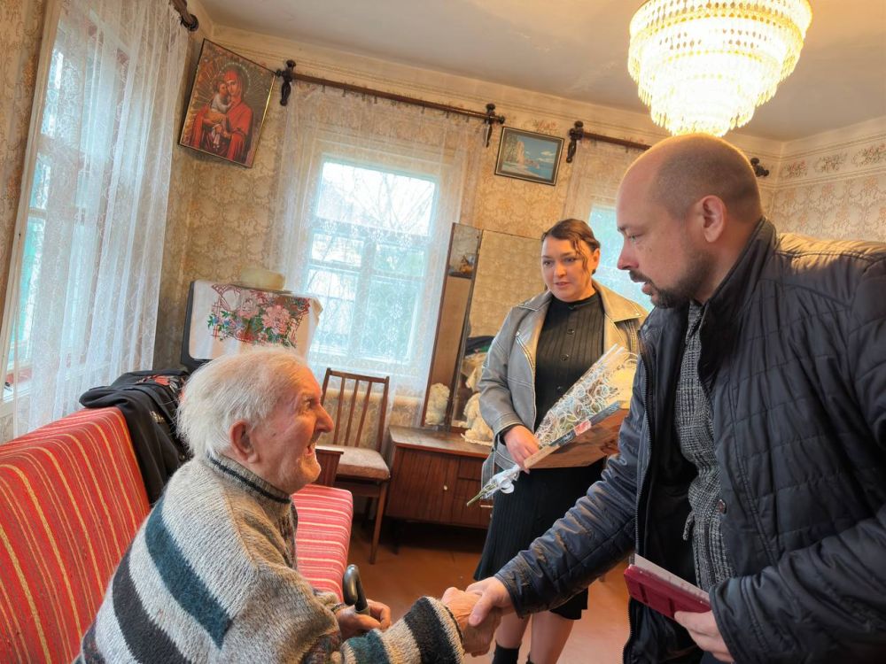 80 лет Победы. 31 марта по поручению Главы Донецкой Народной Республики Дениса Владимировича Пушилина первый заместитель главы администрации городского округа Иловайск Свердлов Михаил Николаевич, совместно с заместителем... 80 лет Победы. 31 марта по поручению Главы Донецкой Народной Республики Дениса Владимировича Пушилина первый заместитель главы администрации городского округа Иловайск Свердлов Михаил Николаевич, совместно с заместителем...
