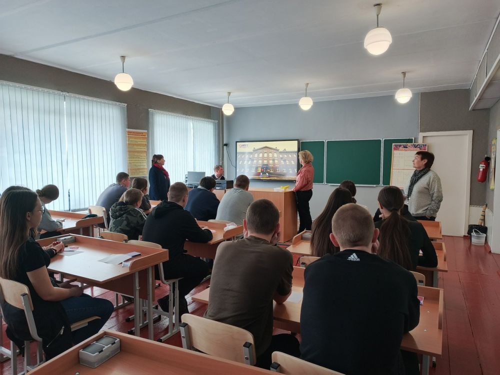В пгт Мирное провели профориентационный урок среди старшеклассников В пгт Мирное провели профориентационный урок среди старшеклассников