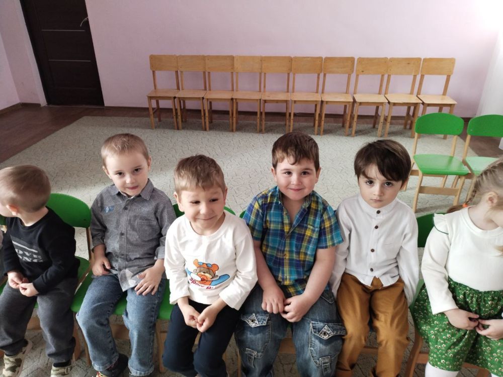 Нам живётся лучше всех,. Потому что с нами смех! Нам живётся лучше всех,. Потому что с нами смех!