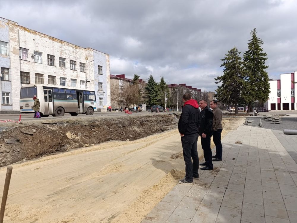 В Снежном продолжается благоустройство площади им. Ленина В Снежном продолжается благоустройство площади им. Ленина