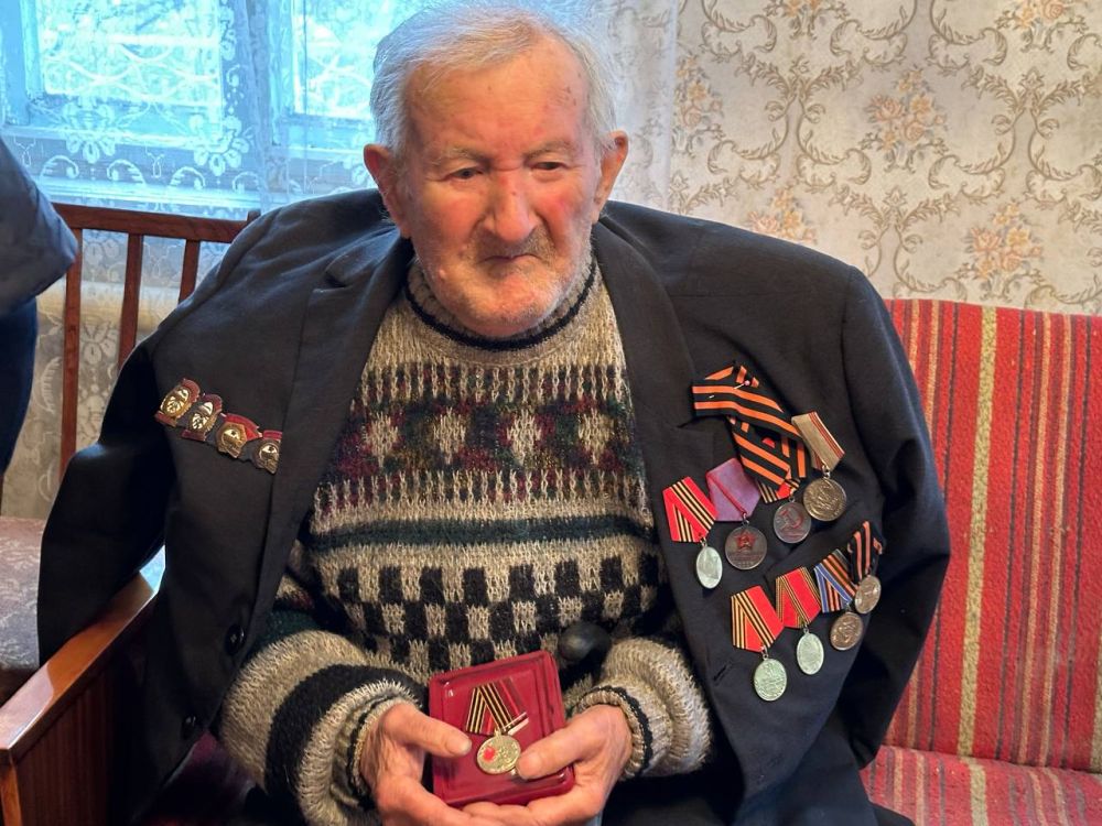 80 лет Победы. 31 марта по поручению Главы Донецкой Народной Республики Дениса Владимировича Пушилина первый заместитель главы администрации городского округа Иловайск Свердлов Михаил Николаевич, совместно с заместителем... 80 лет Победы. 31 марта по поручению Главы Донецкой Народной Республики Дениса Владимировича Пушилина первый заместитель главы администрации городского округа Иловайск Свердлов Михаил Николаевич, совместно с заместителем...