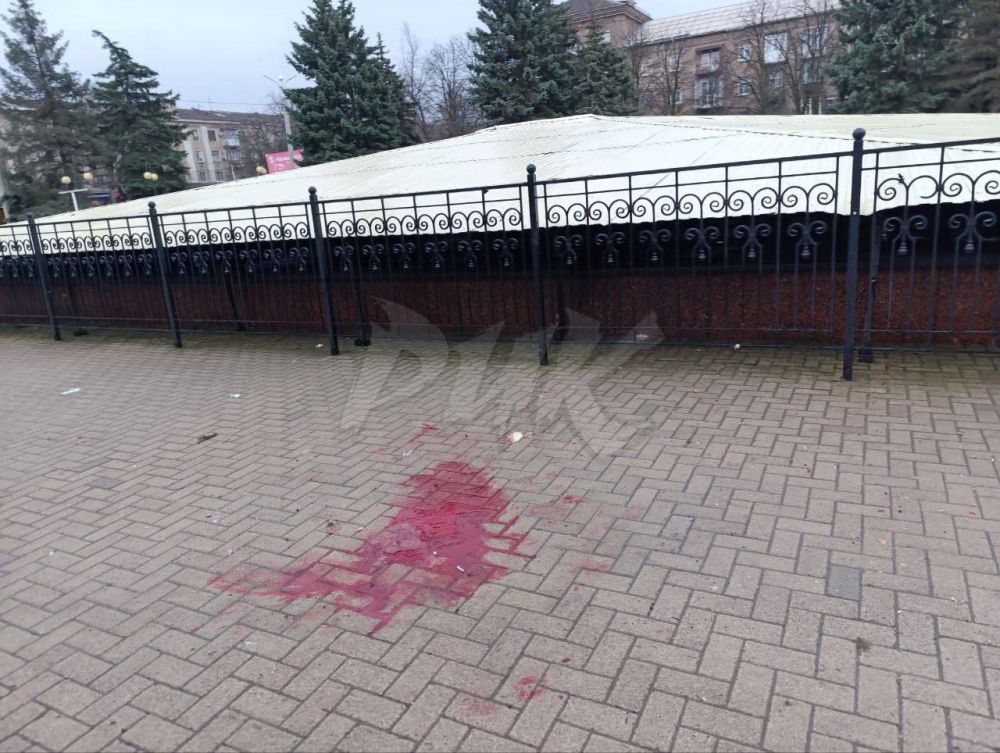 Лужи крови на площади в Горловке: украинские военные атаковали автобус в центре города Лужи крови на площади в Горловке: украинские военные атаковали автобус в центре города