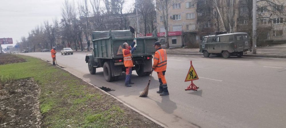Валентин Левченко: Работниками МУП АГД "ДРСУ" выполнена ручная уборка ул.Артема и Киевского проспекта Валентин Левченко: Работниками МУП АГД "ДРСУ" выполнена ручная уборка ул.Артема и Киевского проспекта