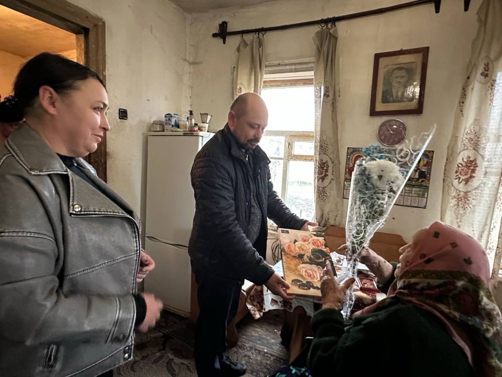 80 лет Победы. 31 марта по поручению Главы Донецкой Народной Республики Дениса Владимировича Пушилина первый заместитель главы администрации городского округа Иловайск Свердлов Михаил Николаевич, совместно с заместителем... 80 лет Победы. 31 марта по поручению Главы Донецкой Народной Республики Дениса Владимировича Пушилина первый заместитель главы администрации городского округа Иловайск Свердлов Михаил Николаевич, совместно с заместителем...