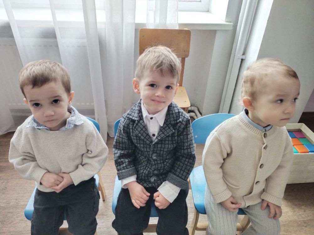 Нам живётся лучше всех,. Потому что с нами смех! Нам живётся лучше всех,. Потому что с нами смех!