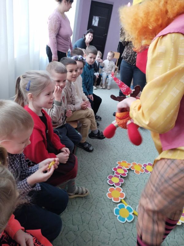 Нам живётся лучше всех,. Потому что с нами смех! Нам живётся лучше всех,. Потому что с нами смех!