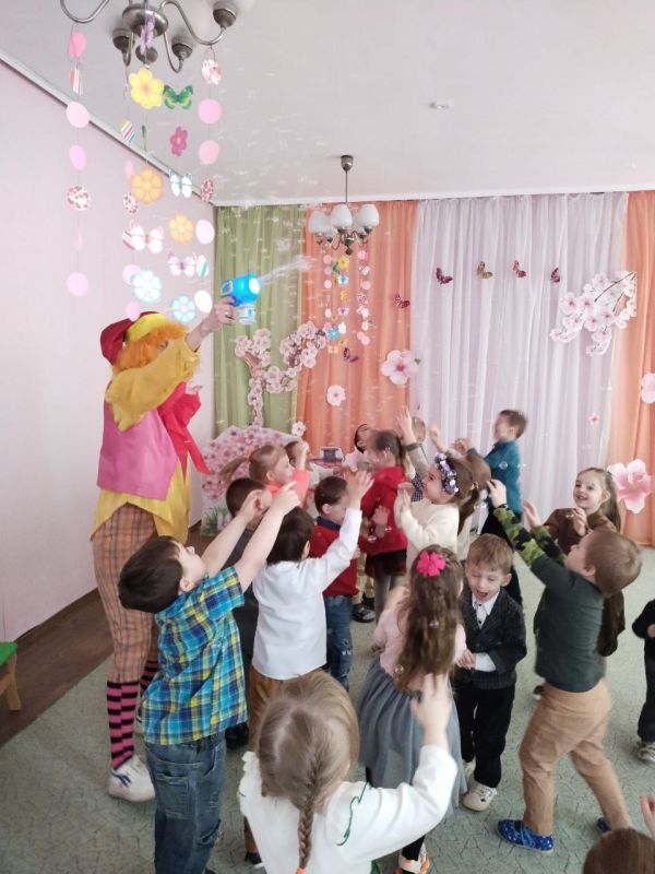 Нам живётся лучше всех,. Потому что с нами смех! Нам живётся лучше всех,. Потому что с нами смех!