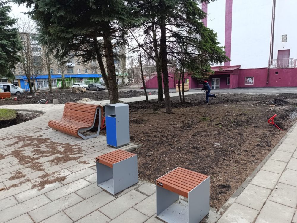 В Снежном продолжается благоустройство площади им. Ленина В Снежном продолжается благоустройство площади им. Ленина