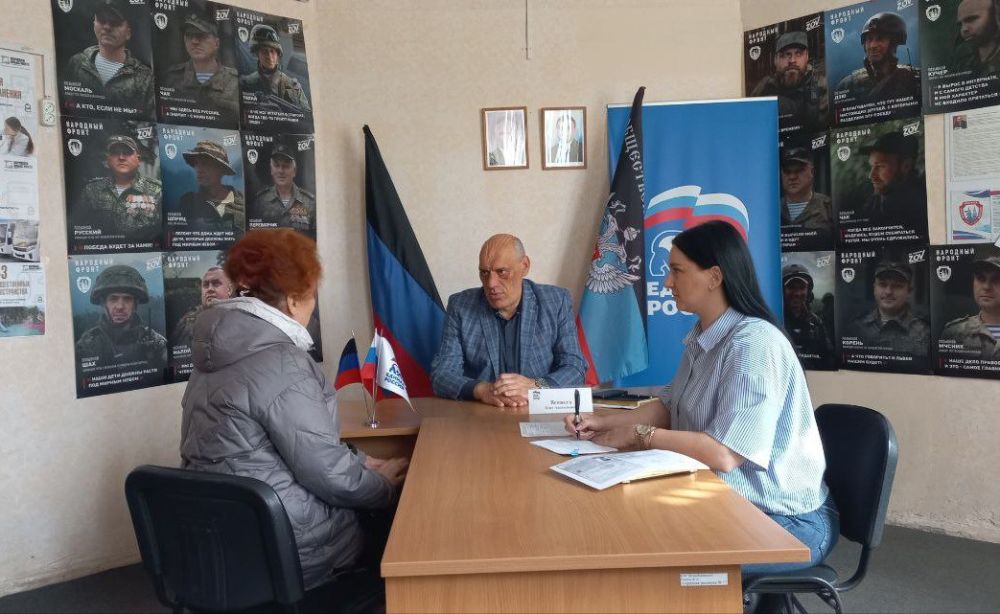 1 апреля депутат Макеевского городского совета ДНР первого созыва Олег Венжега провел прием граждан по личным вопросам в общественной приемной Председателя Всероссийской политической партии «Единая Россия» Д.А. Медведева... 1 апреля депутат Макеевского городского совета ДНР первого созыва Олег Венжега провел прием граждан по личным вопросам в общественной приемной Председателя Всероссийской политической партии «Единая Россия» Д.А. Медведева...