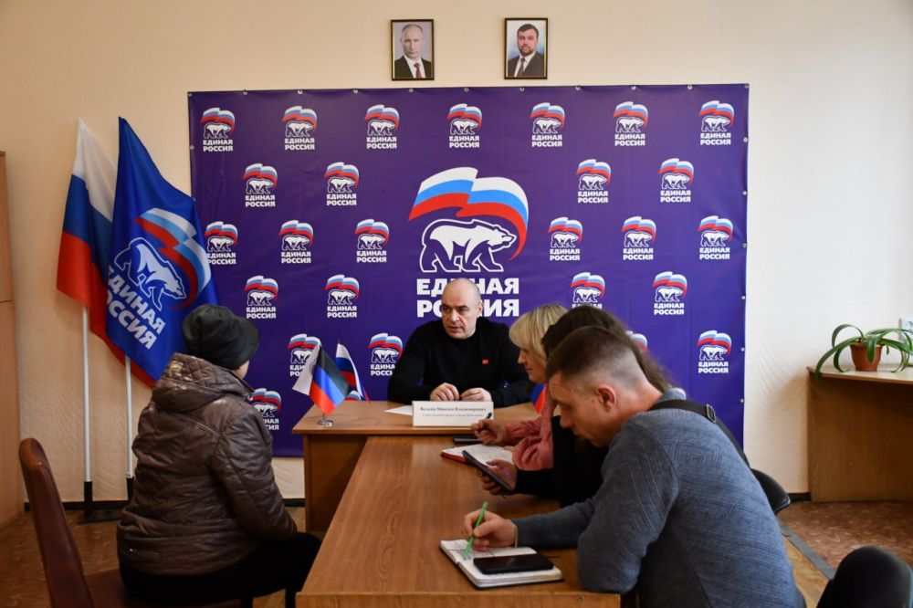 Сергей Желновач: Сегодня, в общественной приемной Всероссийской политической партии «Единая Россия» глава администрации города Дебальцево Максим Вельма провел прием граждан Сергей Желновач: Сегодня, в общественной приемной Всероссийской политической партии «Единая Россия» глава администрации города Дебальцево Максим Вельма провел прием граждан