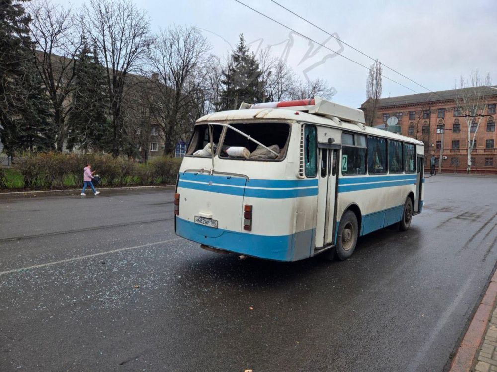 Осколки, лужа крови: ВСУ атаковали автобус с мирными жителями в центре Горловки Осколки, лужа крови: ВСУ атаковали автобус с мирными жителями в центре Горловки
