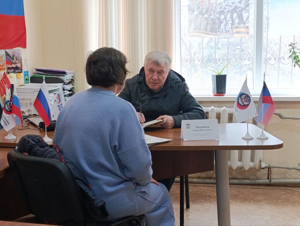 Сергей Литвинов: Прием граждан. 1 апреля провел прием граждан по личным вопросам в общественной приемной «Единой России» в городе Ждановка, на котором обсудили вопросы: - повреждение кровли МКД сотрудниками... Сергей Литвинов: Прием граждан. 1 апреля провел прием граждан по личным вопросам в общественной приемной «Единой России» в городе Ждановка, на котором обсудили вопросы: - повреждение кровли МКД сотрудниками...