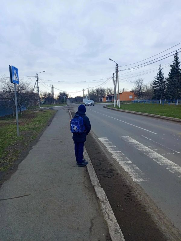 Знатоки ПДД в действии!. В рамках Всероссийского проекта партии «Единая Россия» – «Безопасные дороги» ученики ГБОУ "Школа №151 г.о. Донецк" приняли участие в акции «Знатоки ПДД»! Ребята не только проверили свои знания правил... Знатоки ПДД в действии!. В рамках Всероссийского проекта партии «Единая Россия» – «Безопасные дороги» ученики ГБОУ "Школа №151 г.о. Донецк" приняли участие в акции «Знатоки ПДД»! Ребята не только проверили свои знания правил...