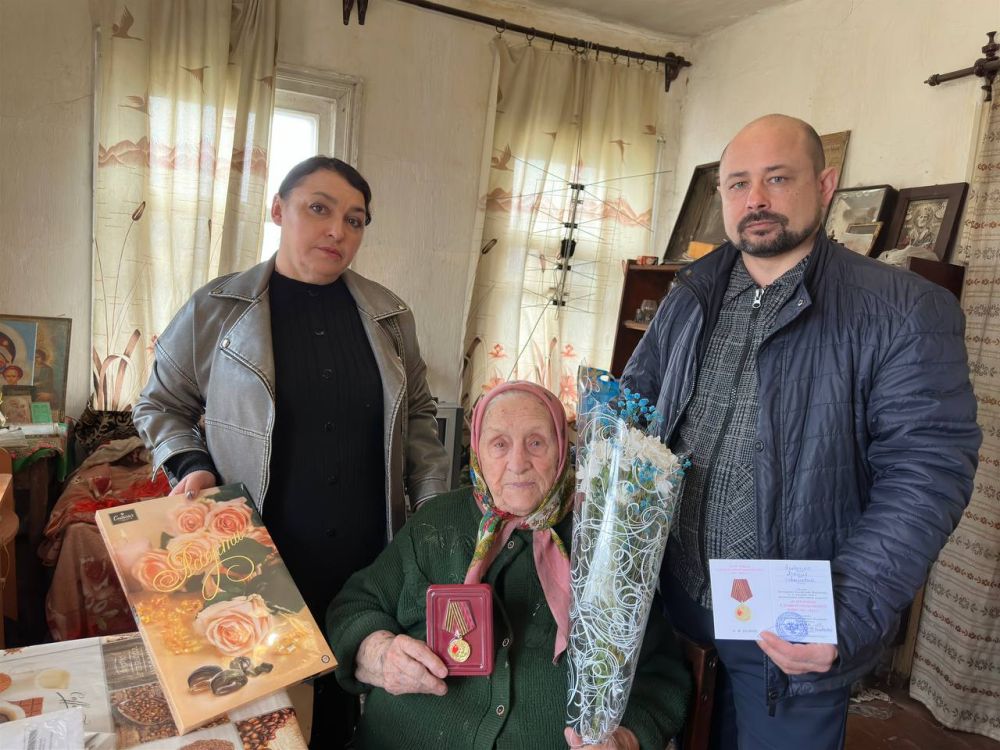 80 лет Победы. 31 марта по поручению Главы Донецкой Народной Республики Дениса Владимировича Пушилина первый заместитель главы администрации городского округа Иловайск Свердлов Михаил Николаевич, совместно с заместителем... 80 лет Победы. 31 марта по поручению Главы Донецкой Народной Республики Дениса Владимировича Пушилина первый заместитель главы администрации городского округа Иловайск Свердлов Михаил Николаевич, совместно с заместителем...