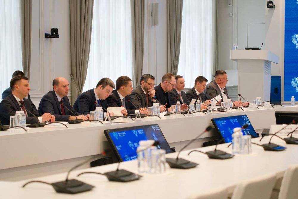 Глава Минстроя России Ирек Файзуллин провел совещание по вопросу строительства водовода от реки Дон Ростовской области до канала «Северский Донец – Донбасс» Глава Минстроя России Ирек Файзуллин провел совещание по вопросу строительства водовода от реки Дон Ростовской области до канала «Северский Донец – Донбасс»
