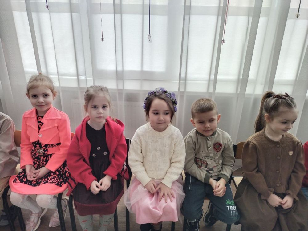 Нам живётся лучше всех,. Потому что с нами смех! Нам живётся лучше всех,. Потому что с нами смех!