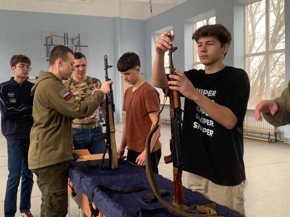 «Юнармейские занятия». Юнармейцы ВПК "Авангард" ГБОУ "СТАРОБЕШЕВСКАЯ ШКОЛА № 1 СТАРОБЕШЕВСКОГО М.О." приняли участие в занятиях по тактической медицине и разборке-сборке АК-74, которые провёл Ветеран СВО Антон Балабанов «Юнармейские занятия». Юнармейцы ВПК "Авангард" ГБОУ "СТАРОБЕШЕВСКАЯ ШКОЛА № 1 СТАРОБЕШЕВСКОГО М.О." приняли участие в занятиях по тактической медицине и разборке-сборке АК-74, которые провёл Ветеран СВО Антон Балабанов