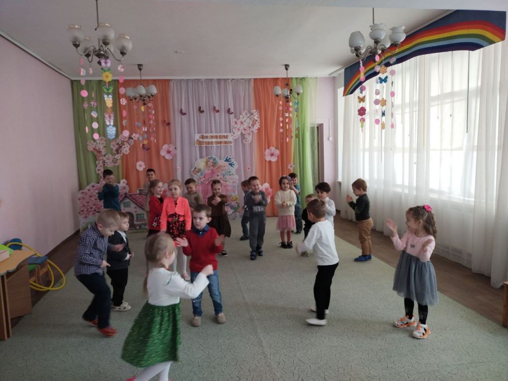 Нам живётся лучше всех,. Потому что с нами смех! Нам живётся лучше всех,. Потому что с нами смех!