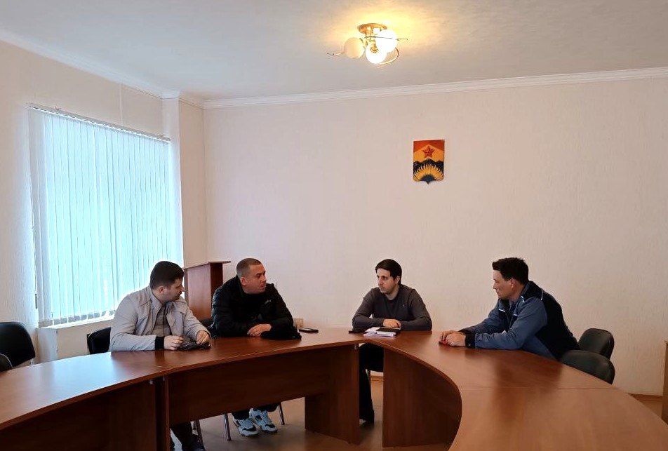 В Ждановке обсудили жилищно-коммунальные вопросы В Ждановке обсудили жилищно-коммунальные вопросы