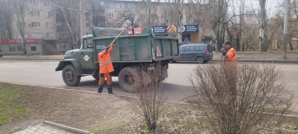 Валентин Левченко: Работниками МУП АГД "ДРСУ" выполнена ручная уборка ул.Артема и Киевского проспекта Валентин Левченко: Работниками МУП АГД "ДРСУ" выполнена ручная уборка ул.Артема и Киевского проспекта