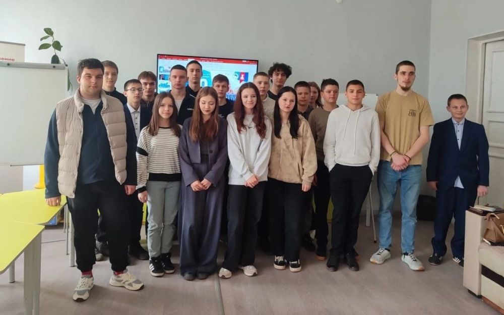 В ГБОУ "Мироновская школа № 10 г.о. Дебальцево" 1 апреля 2025 года состоялась встреча учащихся старших классов с делегатами из Камчатского края В ГБОУ "Мироновская школа № 10 г.о. Дебальцево" 1 апреля 2025 года состоялась встреча учащихся старших классов с делегатами из Камчатского края