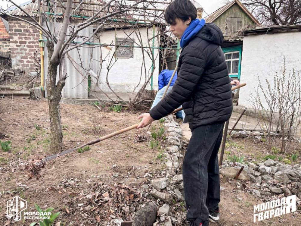 Помощь — это про нас!. Команда Молодёжки Иловайского штаба МР и МГЕР ДНР недавно посетила пенсионерку Валентину Самойлову Помощь — это про нас!. Команда Молодёжки Иловайского штаба МР и МГЕР ДНР недавно посетила пенсионерку Валентину Самойлову
