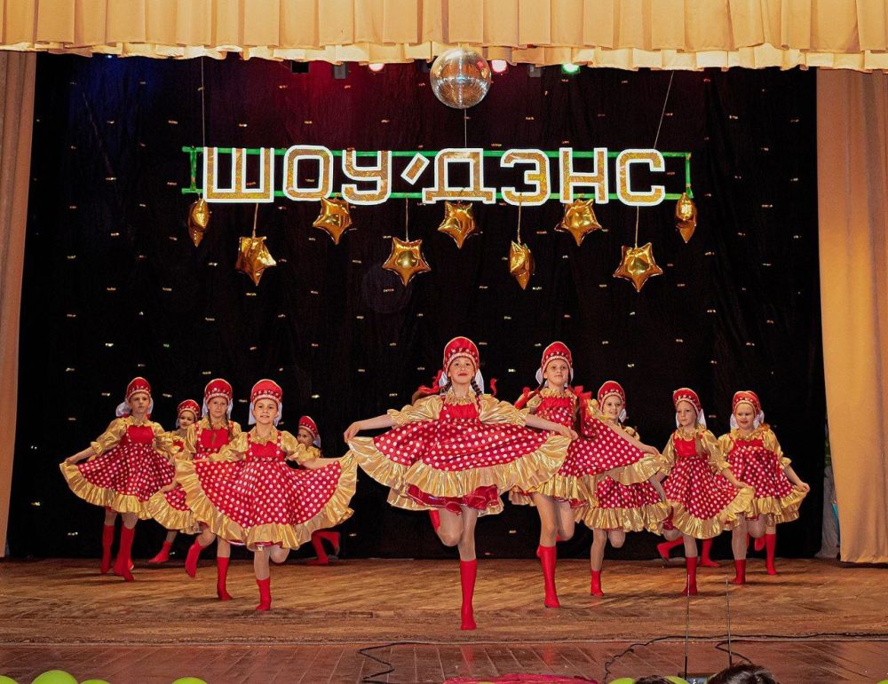 В МБУДО «ДДЮТ ГОРОДА ЯСИНОВАТАЯ» уже более 20 лет работает хореографический коллектив «Шоу-денс» под руководством талантливого педагога дополнительного образования Копилаш Инны Михайловны В МБУДО «ДДЮТ ГОРОДА ЯСИНОВАТАЯ» уже более 20 лет работает хореографический коллектив «Шоу-денс» под руководством талантливого педагога дополнительного образования Копилаш Инны Михайловны