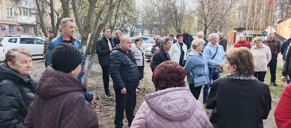 Юрий Будрин: Сегодня, 02 апреля 2025 года, на территории микрорайона "Текстильщик" прошел сход с гражданами Кировского района Юрий Будрин: Сегодня, 02 апреля 2025 года, на территории микрорайона "Текстильщик" прошел сход с гражданами Кировского района