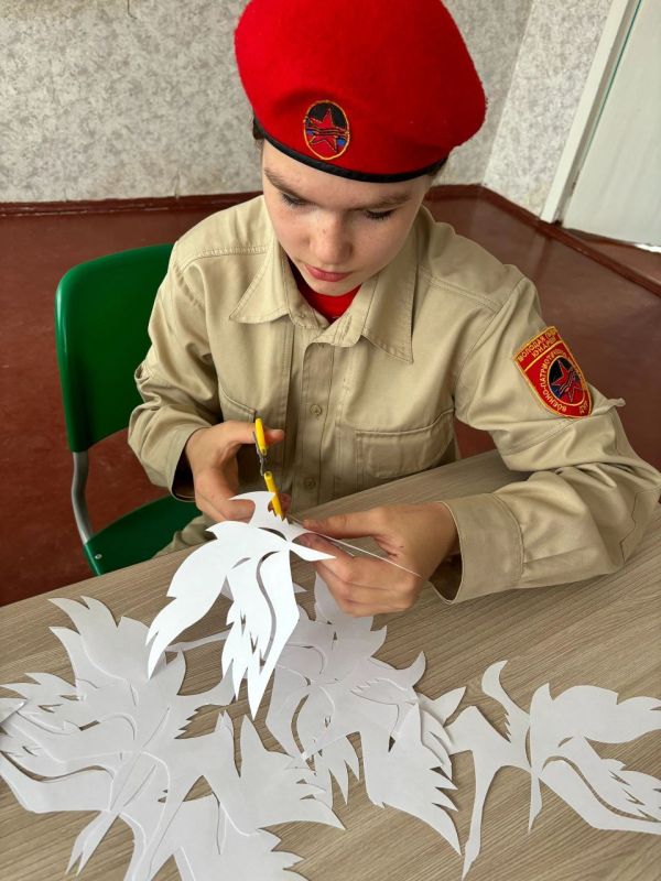 ДОБРЫЕ ДЕЛА.. Юнармейцы ВПК «Гвардеец 37» г.о. Макеевка принимают участие в акции «Добрые дела», а именно украшают окна школы ко ДНЮ ПОБЕДЫ! ДОБРЫЕ ДЕЛА.. Юнармейцы ВПК «Гвардеец 37» г.о. Макеевка принимают участие в акции «Добрые дела», а именно украшают окна школы ко ДНЮ ПОБЕДЫ!