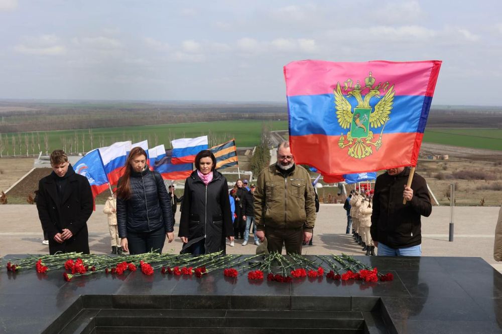 Капсула с землей с Дороги жизни передана в Донецкий республиканский краеведческий музей Капсула с землей с Дороги жизни передана в Донецкий республиканский краеведческий музей