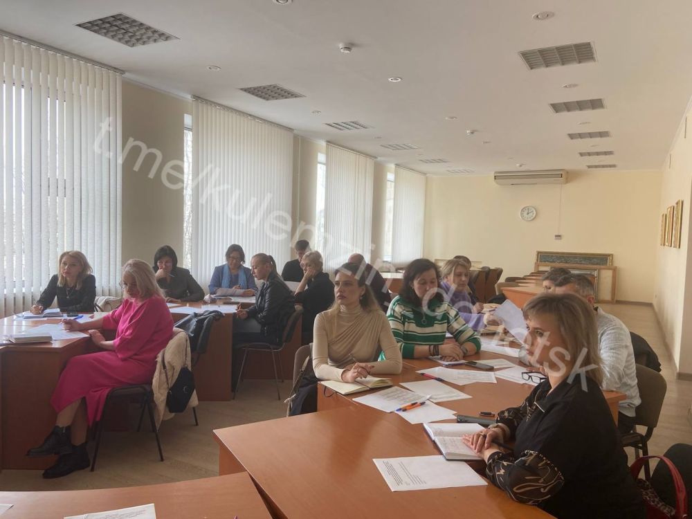 Сегодня в администрации городского округа Донецк прошло рабочее совещание с сотрудниками Управ внутригородских районов, реализующих молодёжную политику Сегодня в администрации городского округа Донецк прошло рабочее совещание с сотрудниками Управ внутригородских районов, реализующих молодёжную политику