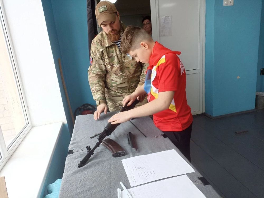 Юнармейцы ВПК "Десант"ГБОУ "ГИМНАЗИЯ № 61 Г.О. ДОНЕЦК" приняли участие в районном этапе Всероссийской военно - патриотической игры "ЗАРНИЦА 2.0" Ребята показали свои достижения на строевом смотре, при выполнении задач по... Юнармейцы ВПК "Десант"ГБОУ "ГИМНАЗИЯ № 61 Г.О. ДОНЕЦК" приняли участие в районном этапе Всероссийской военно - патриотической игры "ЗАРНИЦА 2.0" Ребята показали свои достижения на строевом смотре, при выполнении задач по...