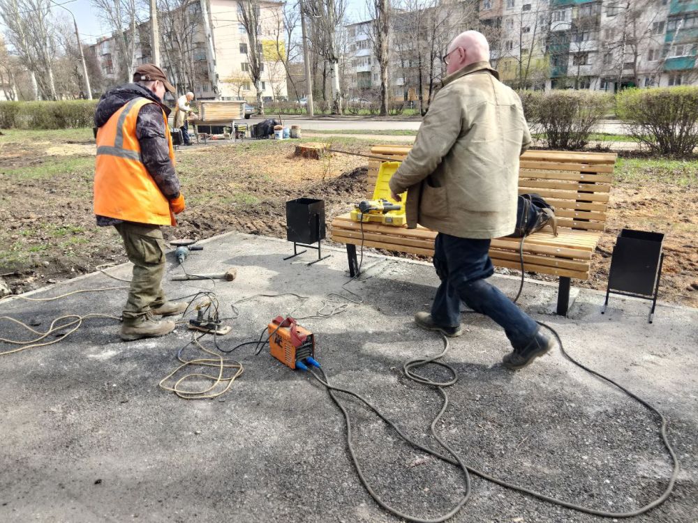 В Кировском внутригородском районе продолжаются работы по благоустройству территории В Кировском внутригородском районе продолжаются работы по благоустройству территории