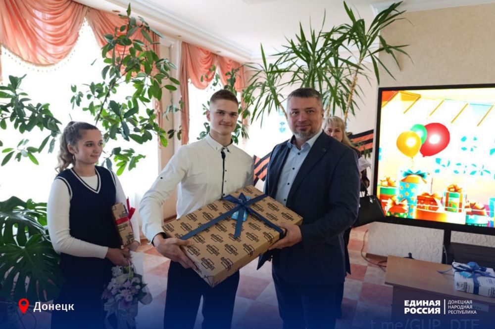 Праздничные подарки и тёплые улыбки Праздничные подарки и тёплые улыбки