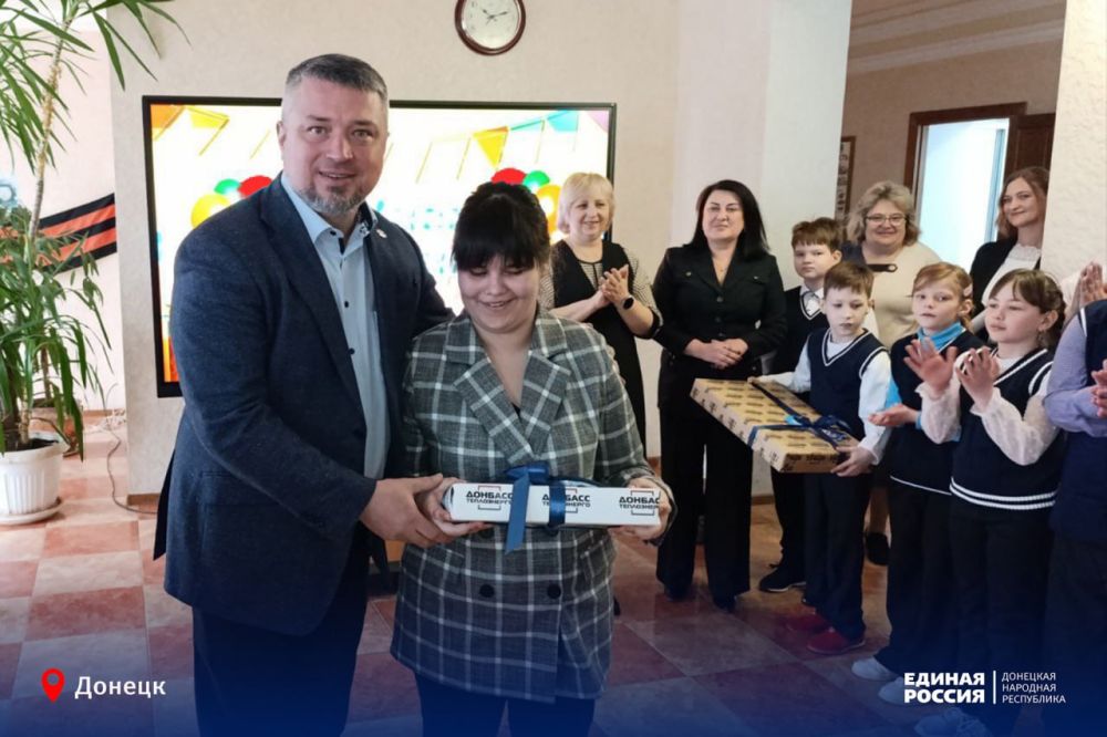 Праздничные подарки и тёплые улыбки Праздничные подарки и тёплые улыбки