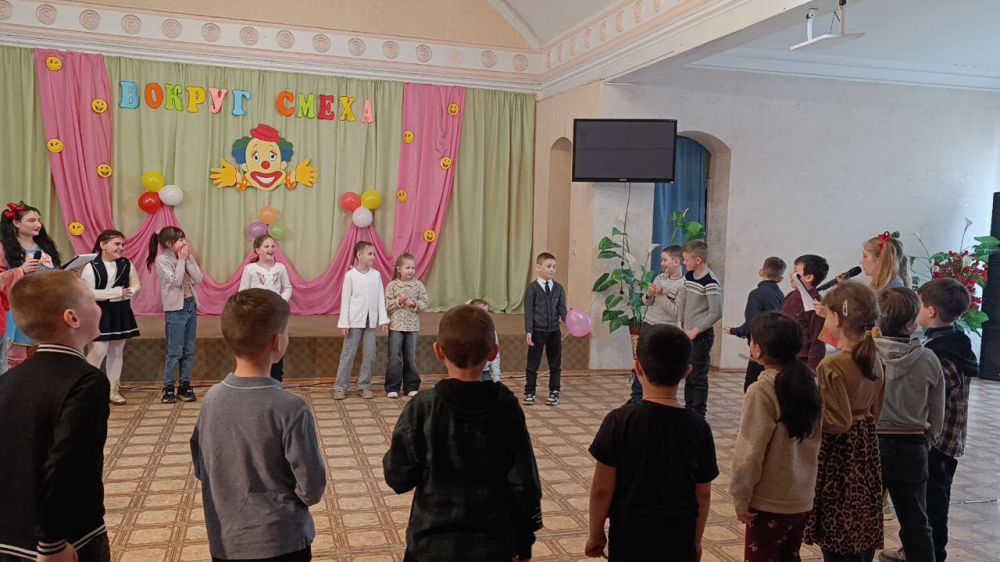 В ЦК и Д «Виктория» г. Амвросиевка была проведена детская игровая программа «Вокруг смеха» В ЦК и Д «Виктория» г. Амвросиевка была проведена детская игровая программа «Вокруг смеха»