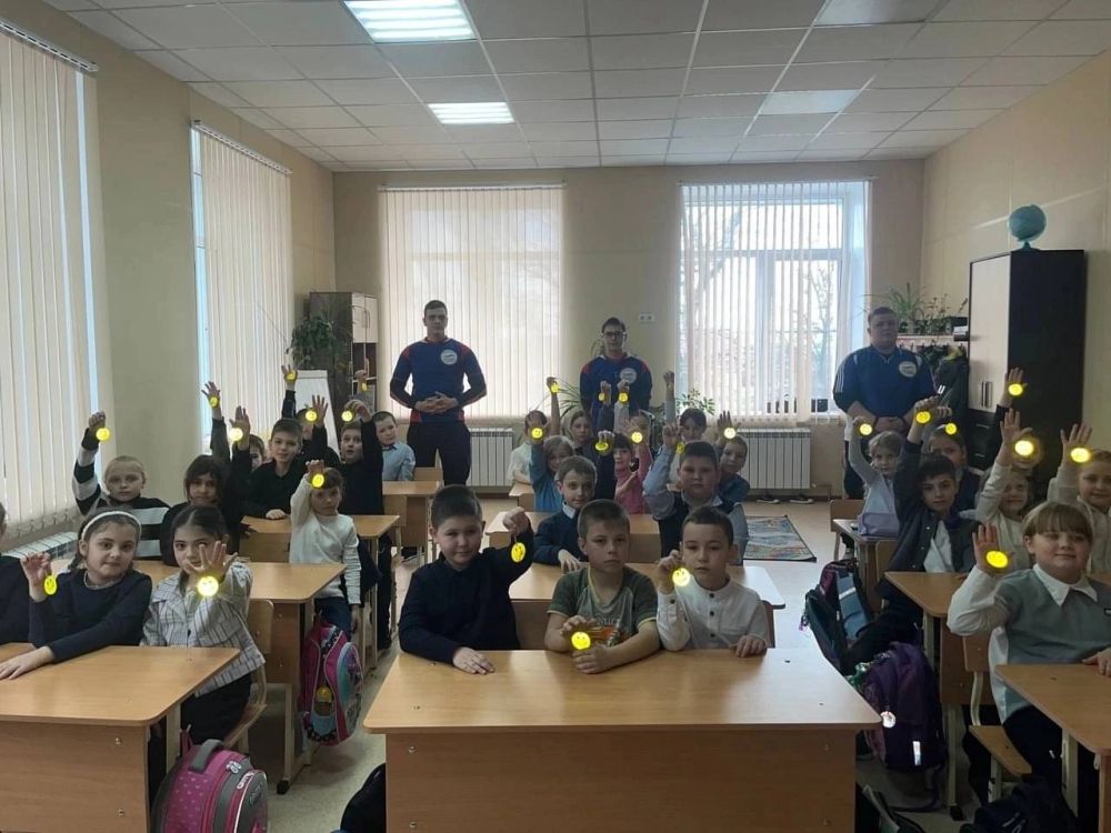 В школах Старобешевского округа прошла акция «Засветись! Стань заметней на дороге!» В школах Старобешевского округа прошла акция «Засветись! Стань заметней на дороге!»