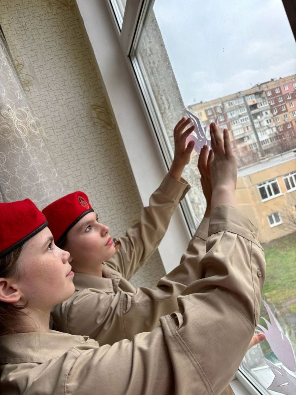 ДОБРЫЕ ДЕЛА.. Юнармейцы ВПК «Гвардеец 37» г.о. Макеевка принимают участие в акции «Добрые дела», а именно украшают окна школы ко ДНЮ ПОБЕДЫ! ДОБРЫЕ ДЕЛА.. Юнармейцы ВПК «Гвардеец 37» г.о. Макеевка принимают участие в акции «Добрые дела», а именно украшают окна школы ко ДНЮ ПОБЕДЫ!