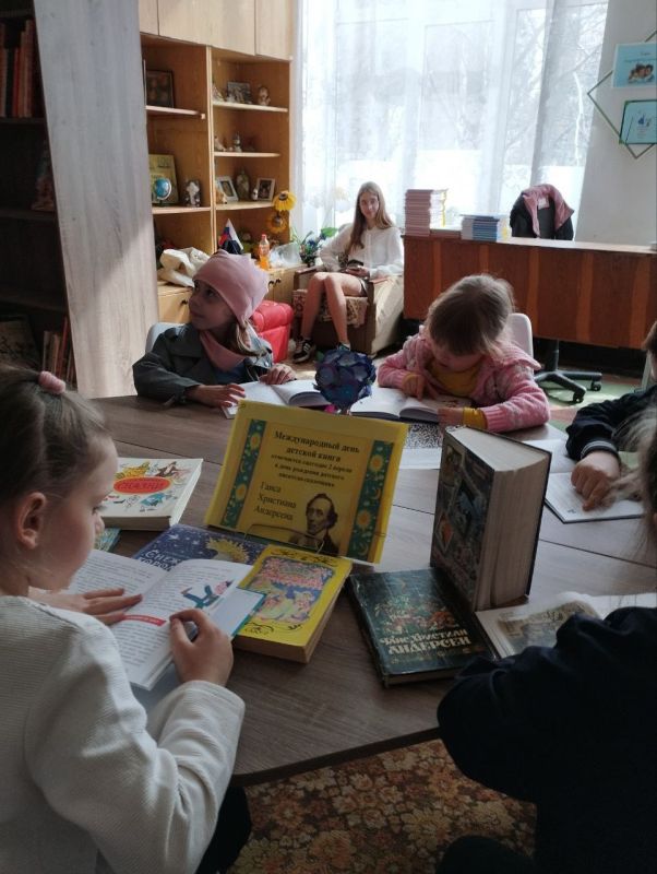 Сегодня, 2 апреля, мы отмечаем замечательный праздник - Международный день детской книги, который совпадает с днём рождения великого сказочника Ганса Христиан Андерсена Сегодня, 2 апреля, мы отмечаем замечательный праздник - Международный день детской книги, который совпадает с днём рождения великого сказочника Ганса Христиан Андерсена
