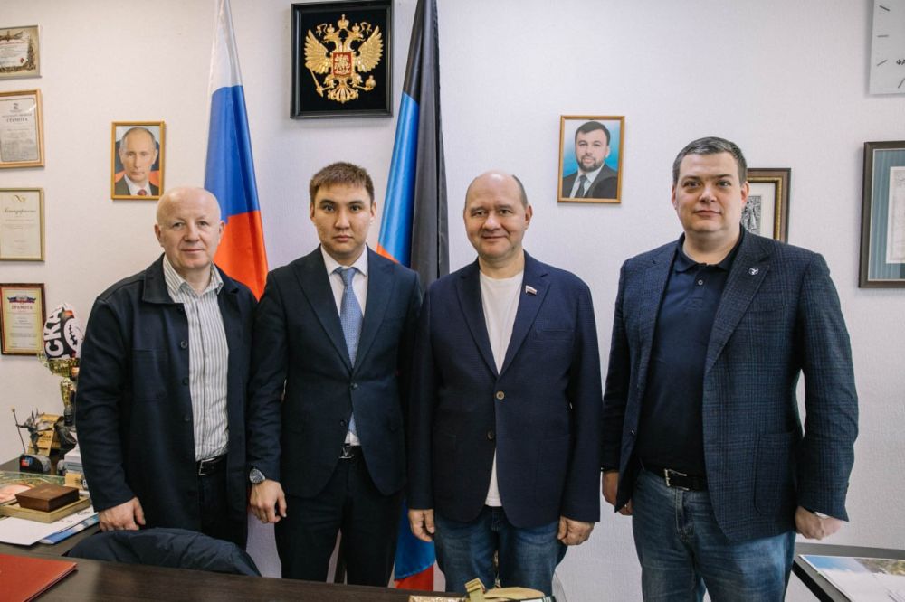 Олег Моргун: С депутатом Государственной Думы Олегом Леоновым и директором по взаимодействию с органами государственной власти общественного движения «Здоровое Отечество» Евгением Михальченко провели совместную рабочую... Олег Моргун: С депутатом Государственной Думы Олегом Леоновым и директором по взаимодействию с органами государственной власти общественного движения «Здоровое Отечество» Евгением Михальченко провели совместную рабочую...