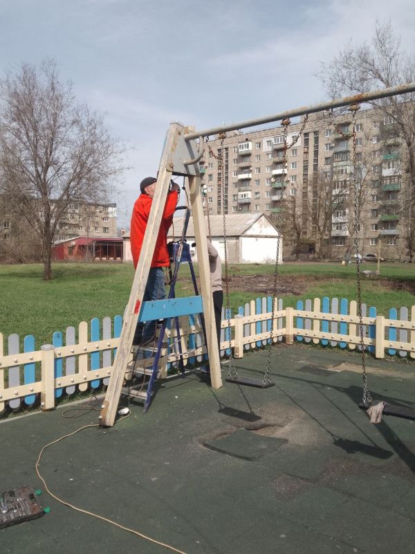 Денис Зубов: По поручению Главы ДНР Дениса Владимировича Пушилина МУП БИОН произвел работы по ремонту качели на детской площадке по ул. Первомайской в районе Первого республиканского супермаркета Денис Зубов: По поручению Главы ДНР Дениса Владимировича Пушилина МУП БИОН произвел работы по ремонту качели на детской площадке по ул. Первомайской в районе Первого республиканского супермаркета