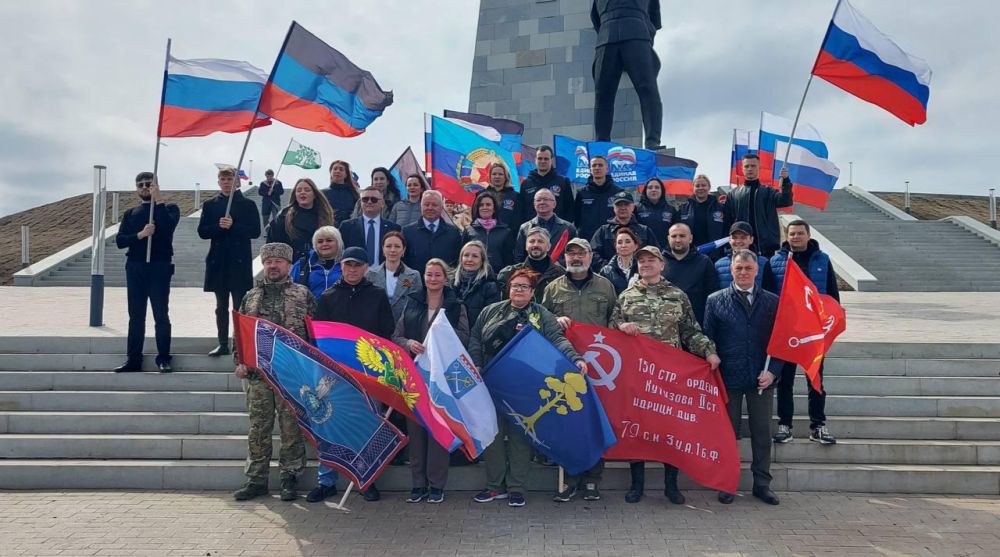 Участники автопробега «Дорога Жизни объединяет» привезли на «Саур-Могилу» капсулу с землей с «Дороги жизни» Участники автопробега «Дорога Жизни объединяет» привезли на «Саур-Могилу» капсулу с землей с «Дороги жизни»
