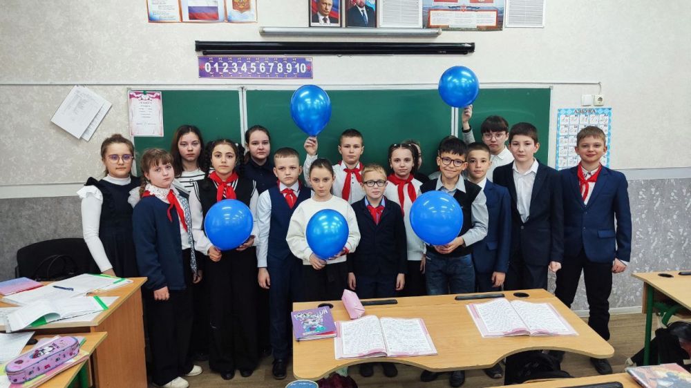 Школьники Ждановки приняли участие в акции «Зажги синим» Школьники Ждановки приняли участие в акции «Зажги синим»
