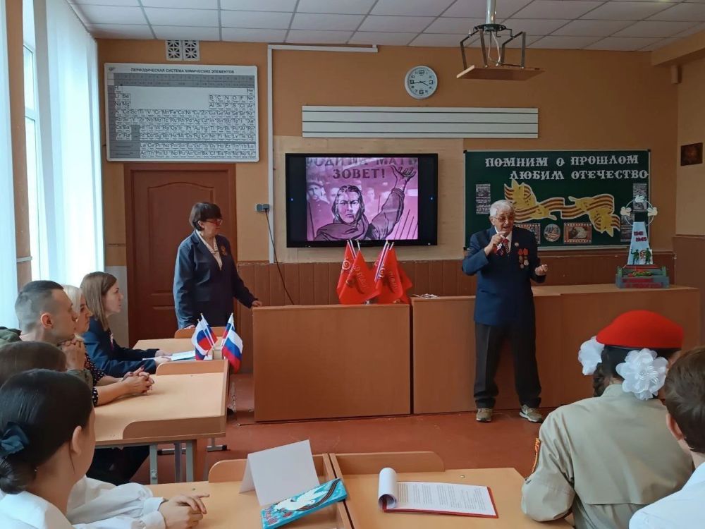 Юнармейцы ВПК "Авангард" из Старобешевской школы №1 провели Урок Мужества «Помним о прошлом, любим Отечество» в честь 80-летия Великой Победы 1 апреля Юнармейцы ВПК "Авангард" из Старобешевской школы №1 провели Урок Мужества «Помним о прошлом, любим Отечество» в честь 80-летия Великой Победы 1 апреля