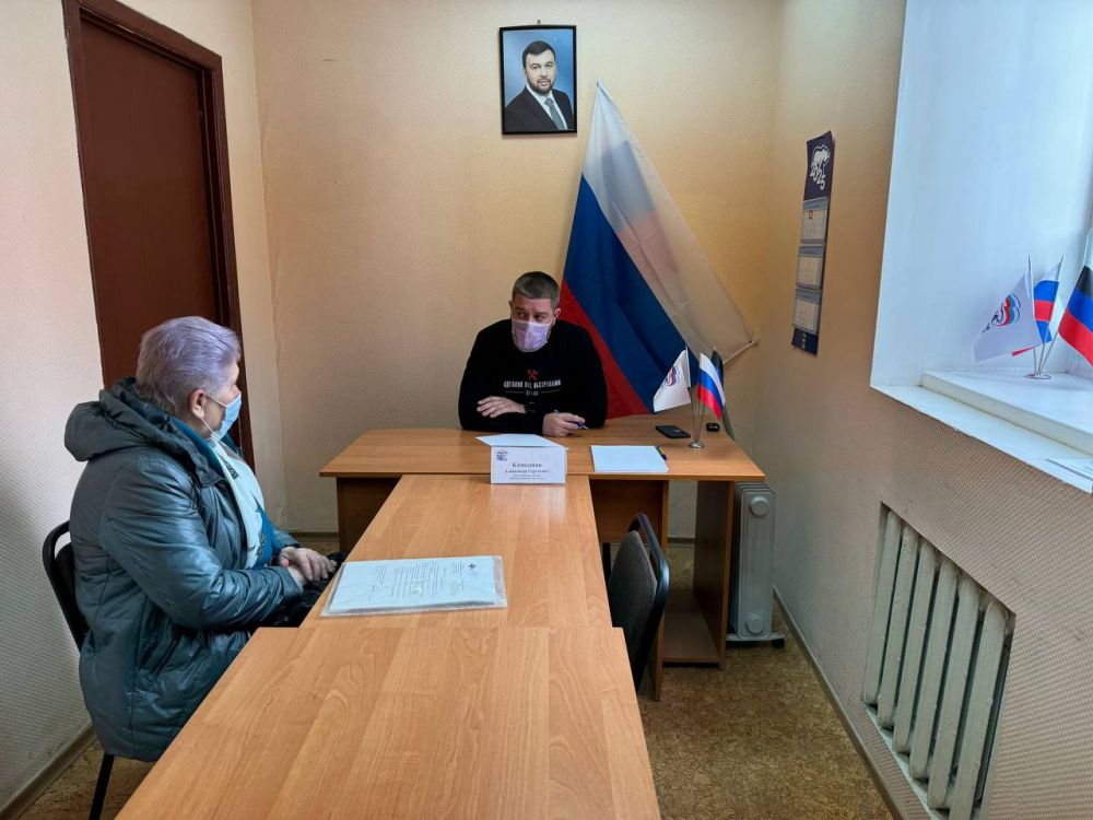 2 апреля депутат Народного совета ДНР первого созыва Александр Камышов провёл приём граждан в Общественной приемной Председателя партии «Единая Россия» Червоногвардейского района городского округа Макеевка 2 апреля депутат Народного совета ДНР первого созыва Александр Камышов провёл приём граждан в Общественной приемной Председателя партии «Единая Россия» Червоногвардейского района городского округа Макеевка